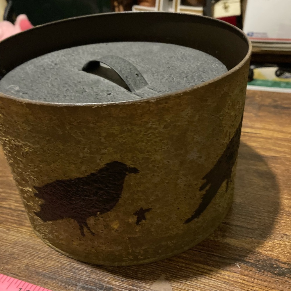 Vintage decorative metal round nesting tins - Picture 7 of 10